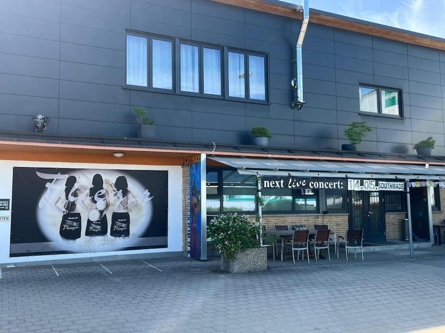 Musikbuehne Flieger - Das Konzept - Loften In Einer Kneipe Tettnang Exterior photo