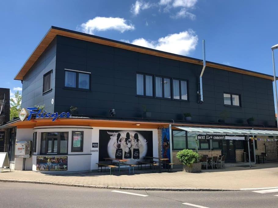 Musikbuehne Flieger - Das Konzept - Loften In Einer Kneipe Tettnang Exterior photo
