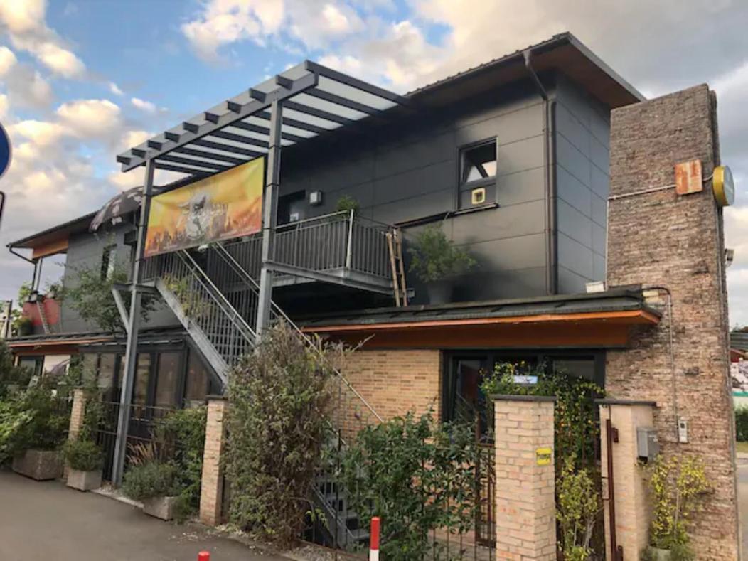 Musikbuehne Flieger - Das Konzept - Loften In Einer Kneipe Tettnang Exterior photo
